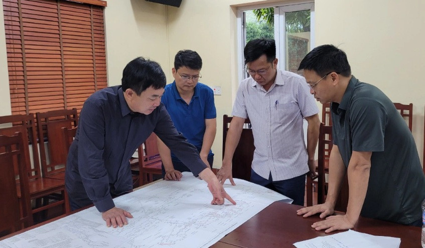  Ông Ngô Hoàng Ngân, Chủ tịch HĐTV Tập đoàn Công nghiệp Than - Khoáng sản Việt Nam (ngoài cùng bên trái) chỉ đạo công tác cứu nạn, cứu hộ tại Công ty Than Hòn Gai. Ảnh: Hoàng Yến